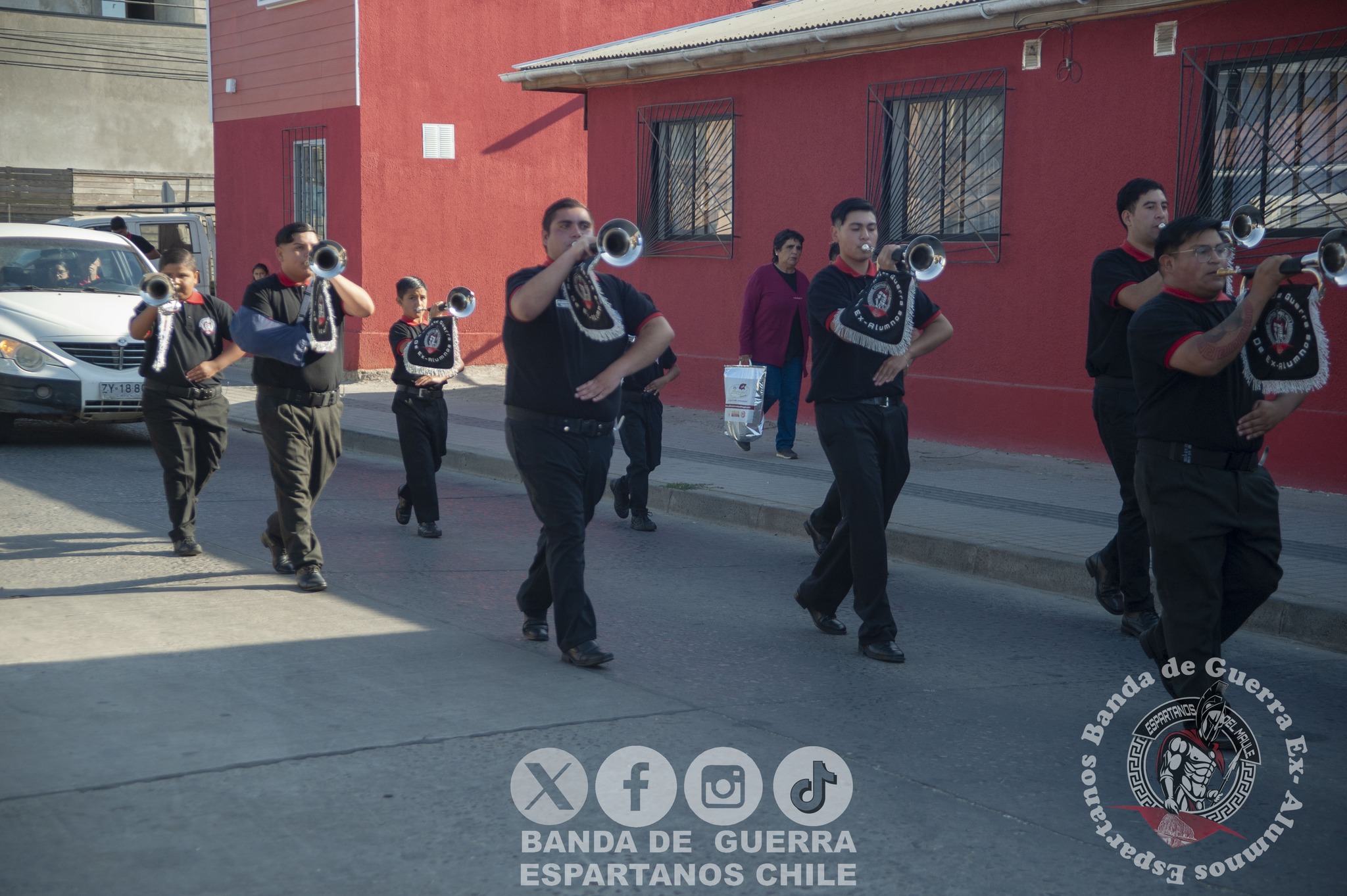 Banda de Guerra Espartanos lleva su energía al corazón de Constitución con un vibrante pasacalles