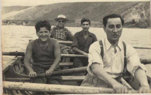 anselmo siendo un niño, junto a Don Chuco con su sombrero, bote en cuatro bogas en direcciòn a Puente Banco de Arenas