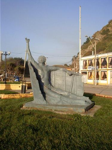 estatua del pescador y Mareas de fondo